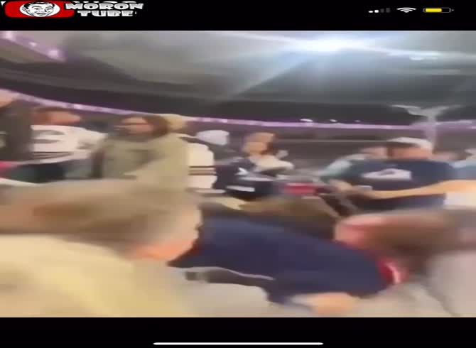 Video :During a battle, his skull strikes the rink's edge (public cautioned)